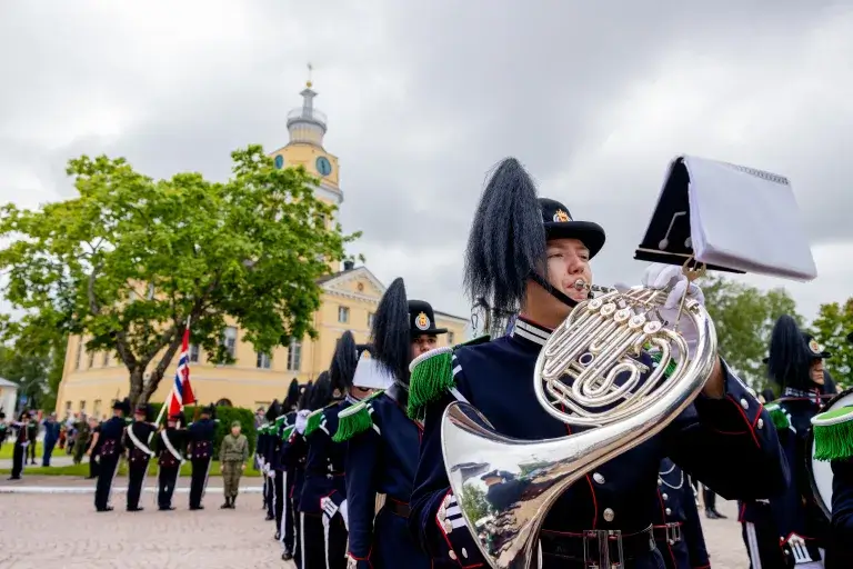 Soittajia Raatihuoneen edessä.