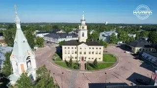 Raatihuoneen ilmakuva ja maailmanluokan pikkukaupunki Hamina-logo.