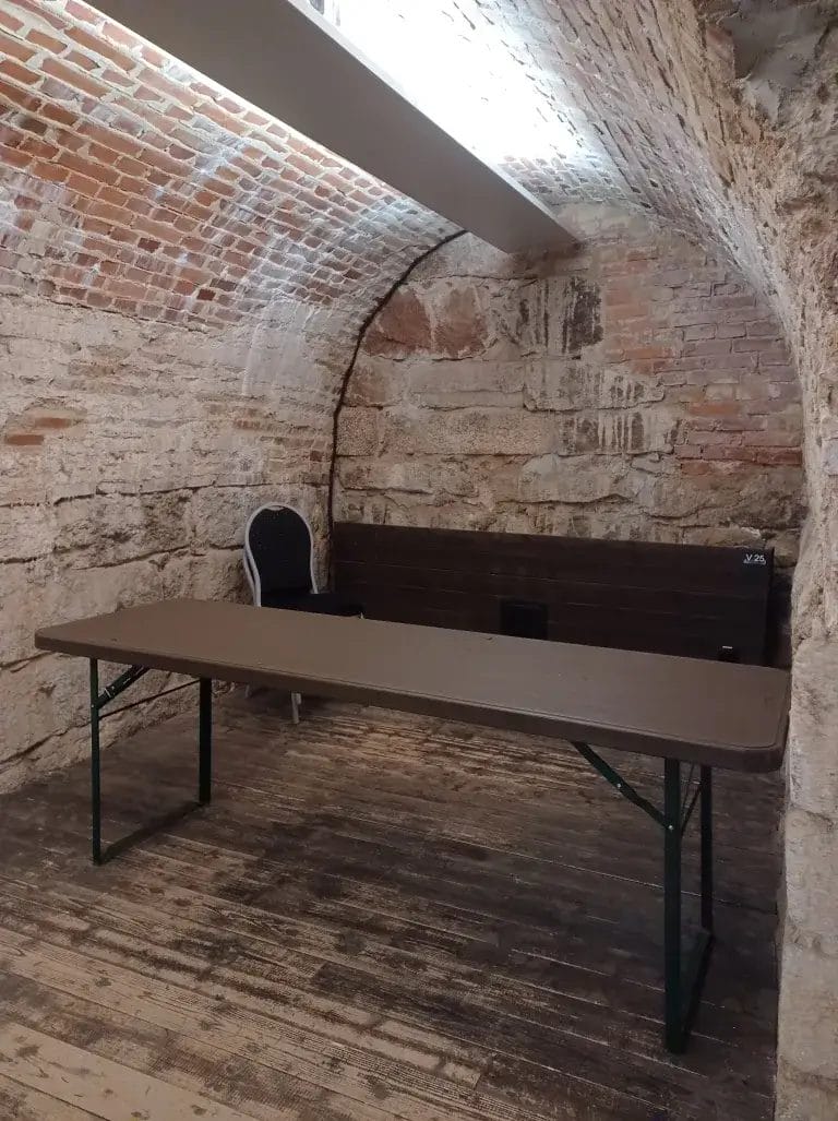 Kuva bastionin holvistosta jossa myyntipöytä