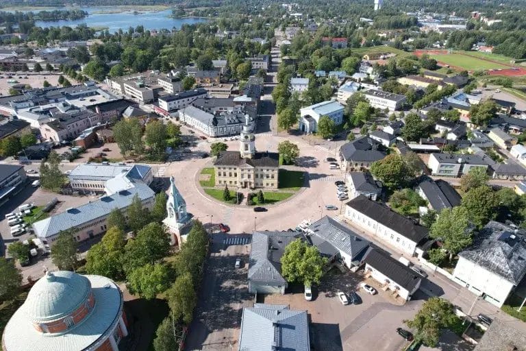 Haminan Raatihuone ja ympyräasemakaava ilmasta.