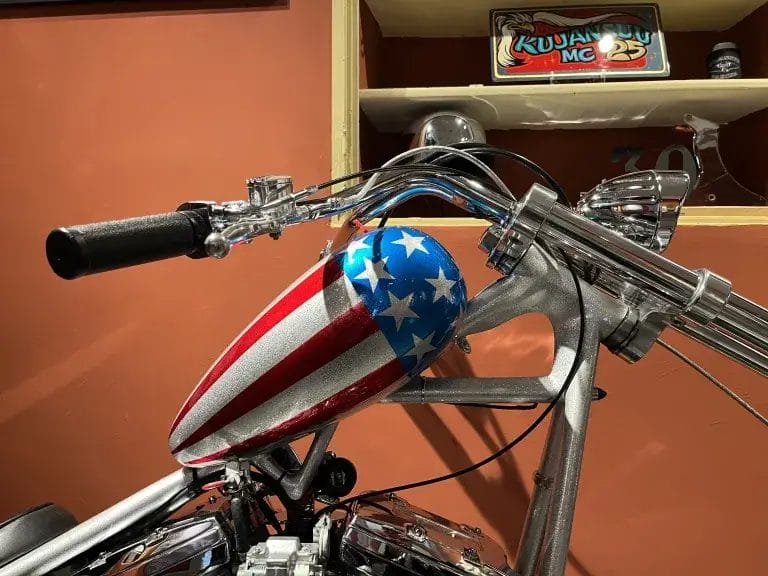 Yksityiskohta näyttelyssä olevasta moottoripyörästä