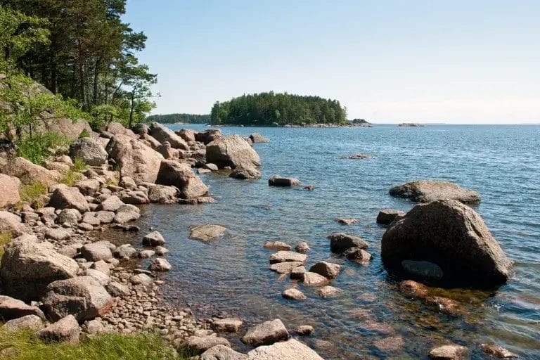 Kivikkoinen merenranta.