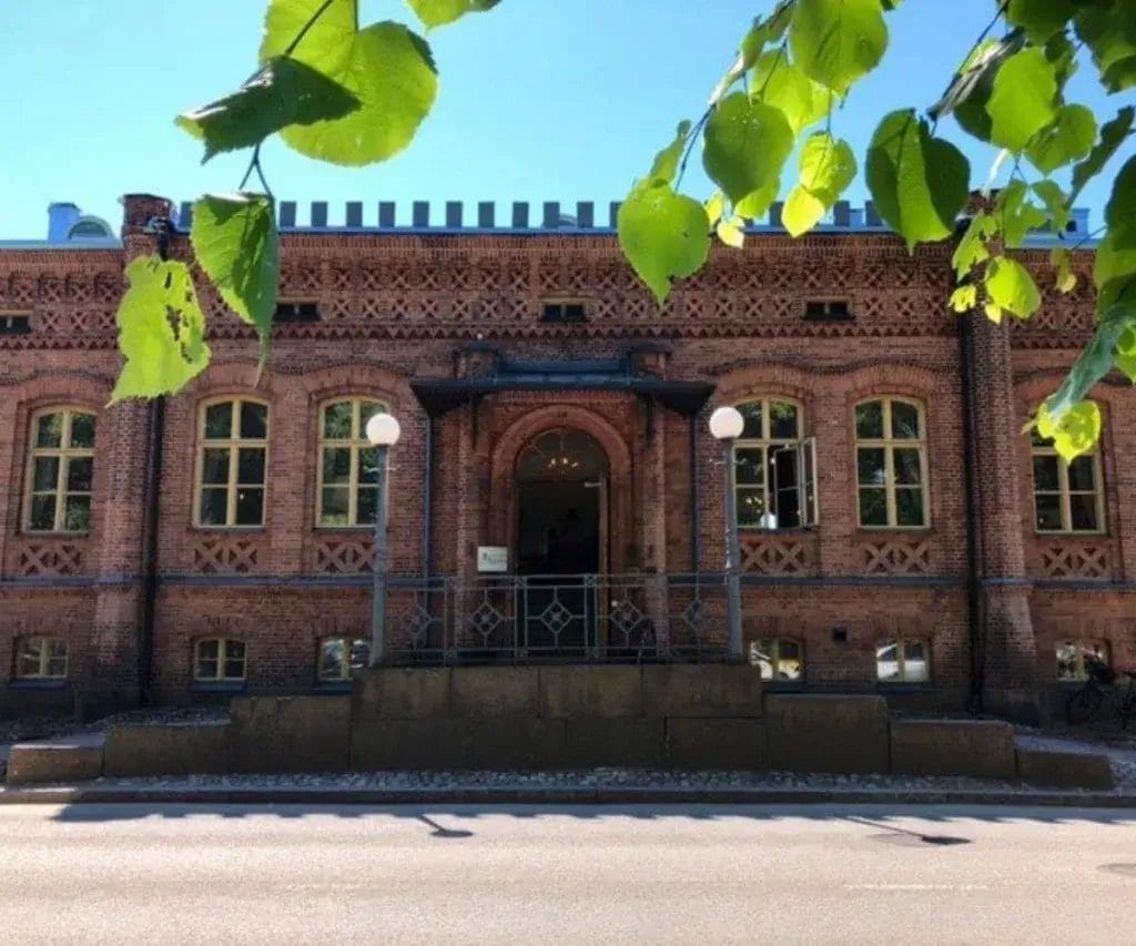 Vanha punatiilirakennus.