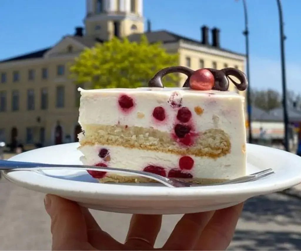 Leivos raatihuone taustalla.