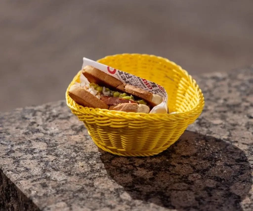 Kivitasolla keltaisessa korissa täytetty lihapiirakka.