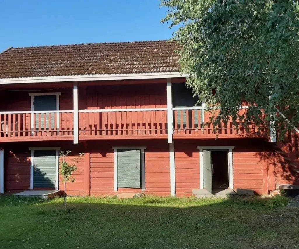 Punainen hirsiaitta.