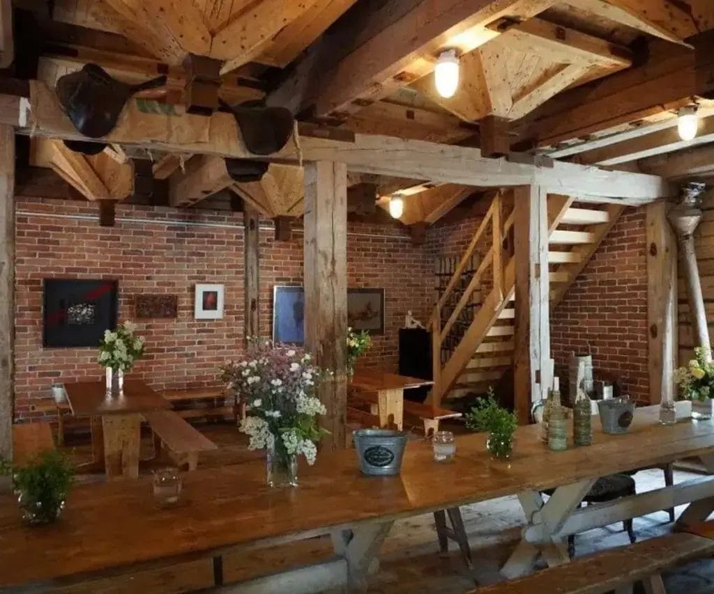 Vanhassa ladossa katettuja pöytiä.