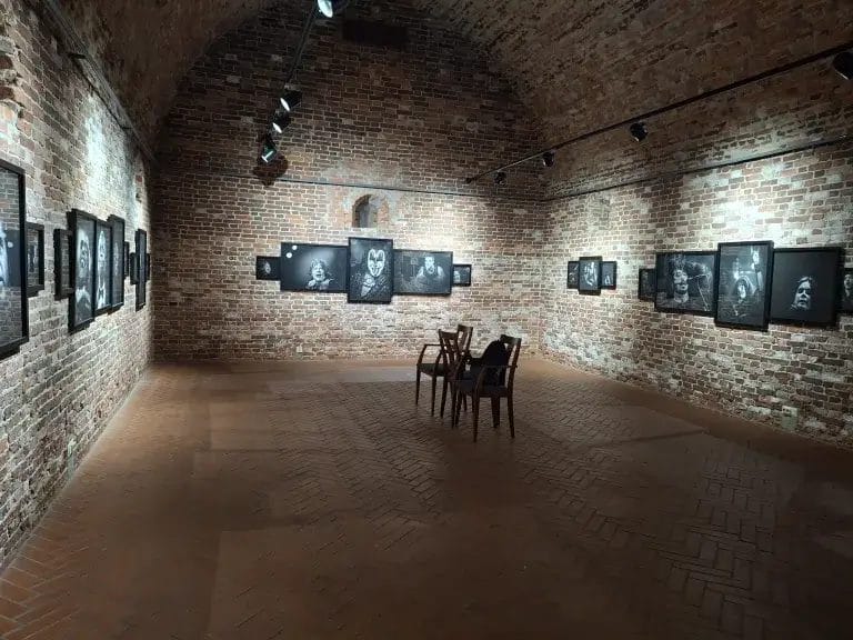 Galleria Ruutikellarin, tiiliseinäisen, holvimaisen tilan tunnelmallisessa miljöössä oli kesällä 2024 Juha Metson Tää menee näin -valokuvanäyttely, joka käsitti toistakymmentä tummasävyistä muotokuvaa ja tilanneotosta julkisuuden henkilöistä.