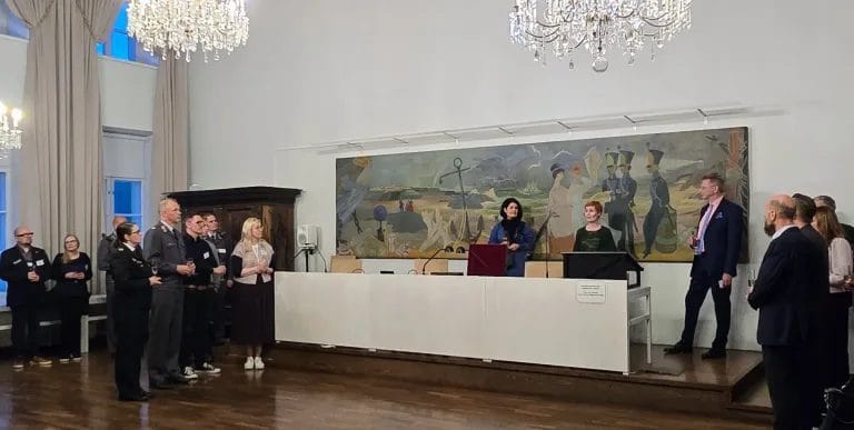 Maanpuolustuskurssilaisia ja järjestäjiä sekä kaupungin johtoa Raatihuoneella.