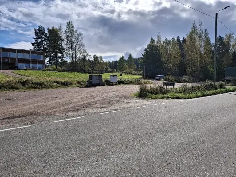 Kannusjärven pysäkki entisen koulun edessä.