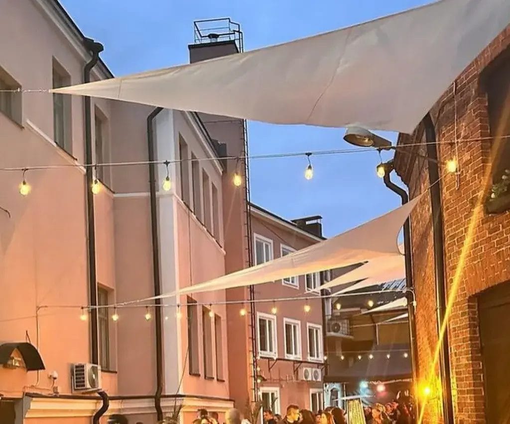 Rakennuksia hämärällä valaistuna.