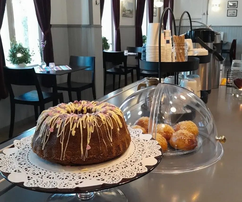 Kahvikakkuja tarjoilulautasilla.