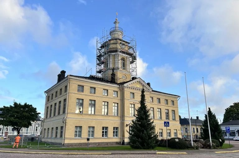 Raatihuoneen katolla rakennustelineet.