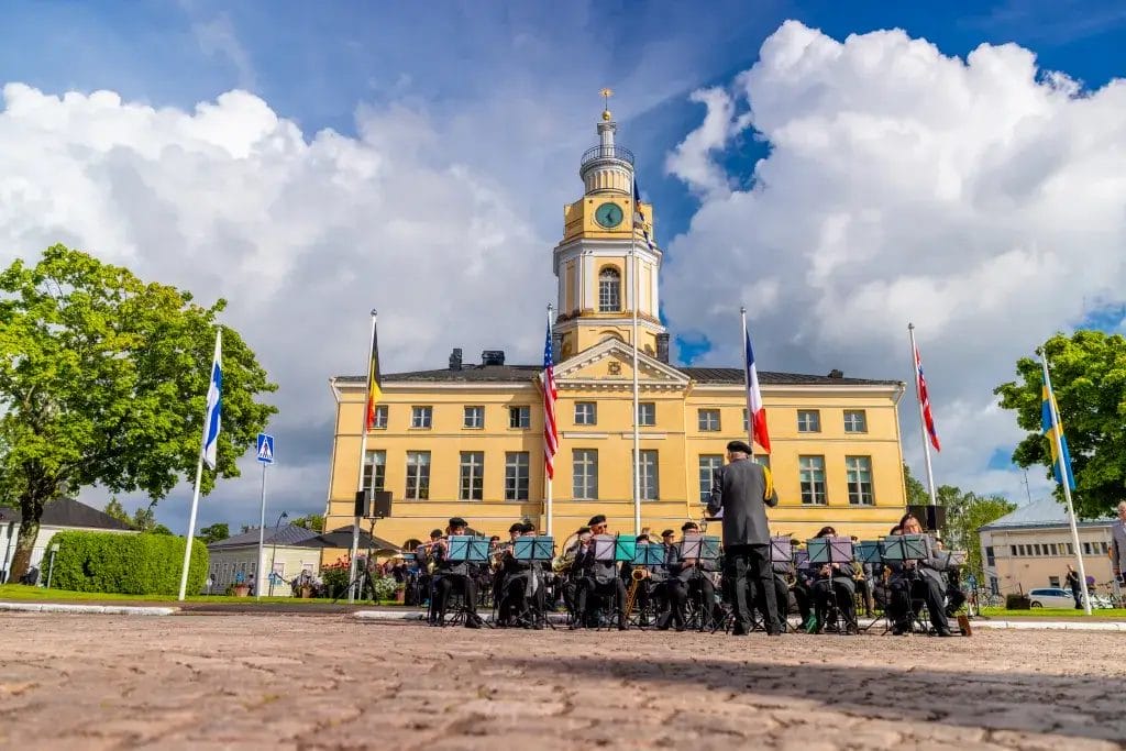 Keltaisen Raatihuoneen edessä joukko soittajia.