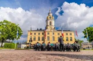 Keltaisen Raatihuoneen edessä joukko soittajia.