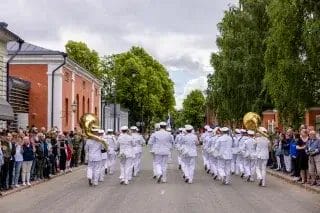 Soittajia selin Kadettikoulunkatua pitkin kulkemassa.