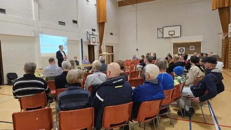 Kirkkojärven kyläkoulun kuulemisen yleisö ja puhujat.