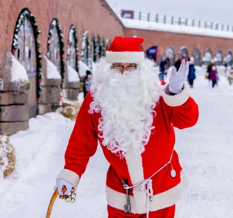 Joulupukki, jolla valkoinen parta ja punaiset vaatteet.