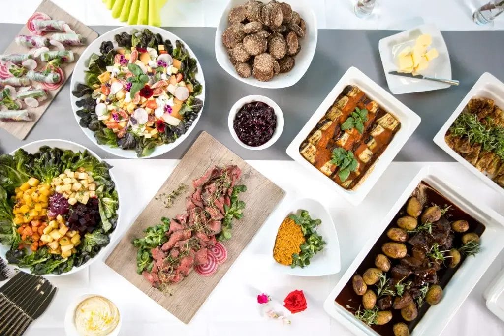 Ylhäältä pain kuvattuja ruokaastioita, joissa on esillä erilaisia ruoka-annoksia.