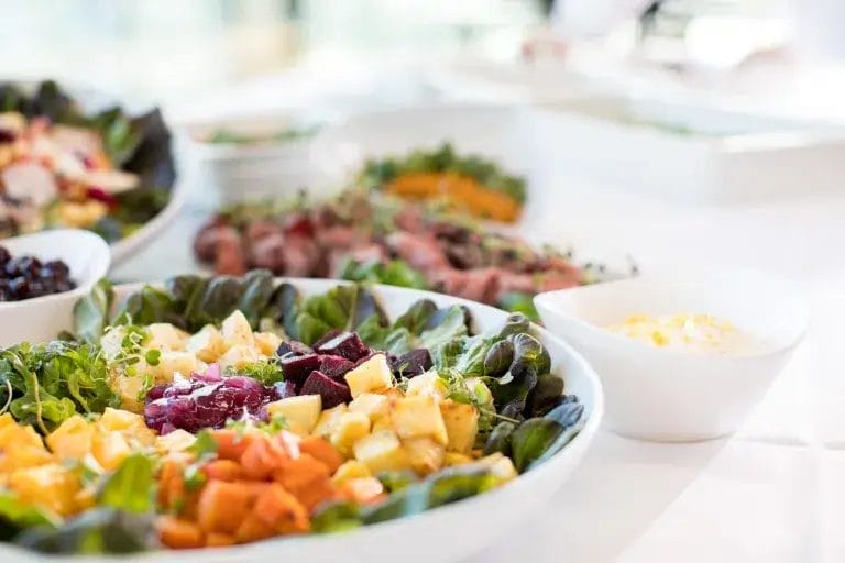 Salattilautanen lähikuvassa.