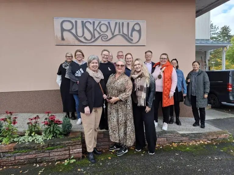 Ihmisiä Ruskovilla- yrityksen edustalla