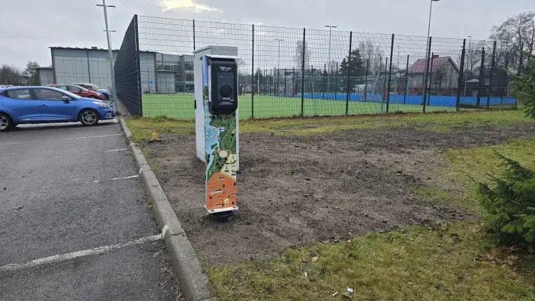 Latauspiste Pappilansalmen koulun parkkipaikalla.