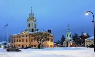 Haminan Raatihuone, hämärtyvässä talvi-illassa.