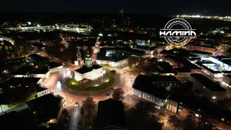 Ilmakuva Raatihuoneesta ilta-aikaan.