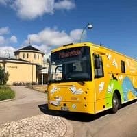 Haminan kirjastoauto pääkirjaston edustalla.