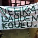 Vehkalahden koulu bannerina.