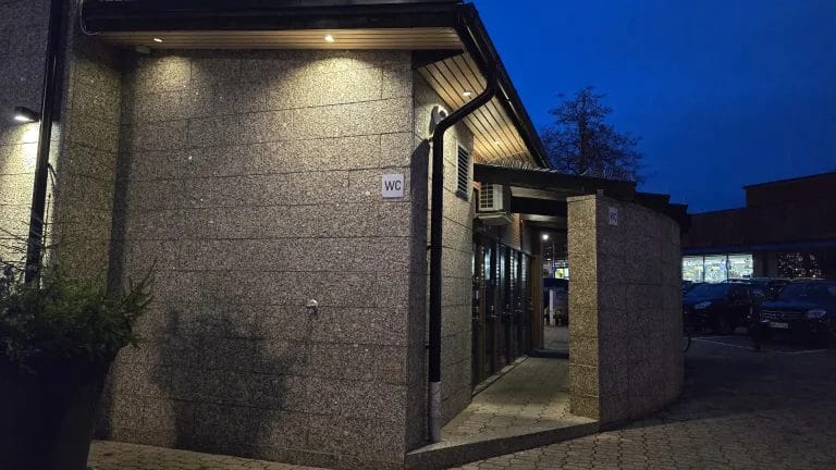 Torirakennus, jossa vessat.