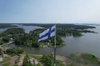 Suurlippu merelle päin.