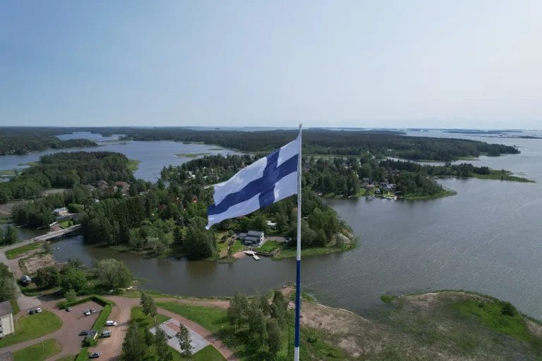 Suurlippu merelle päin.