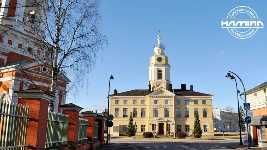Haminan raatihuone rakennus ja osa ortodoksisen kirkon kellotornia.