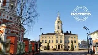 Raatihuone ja kaupungin logo.