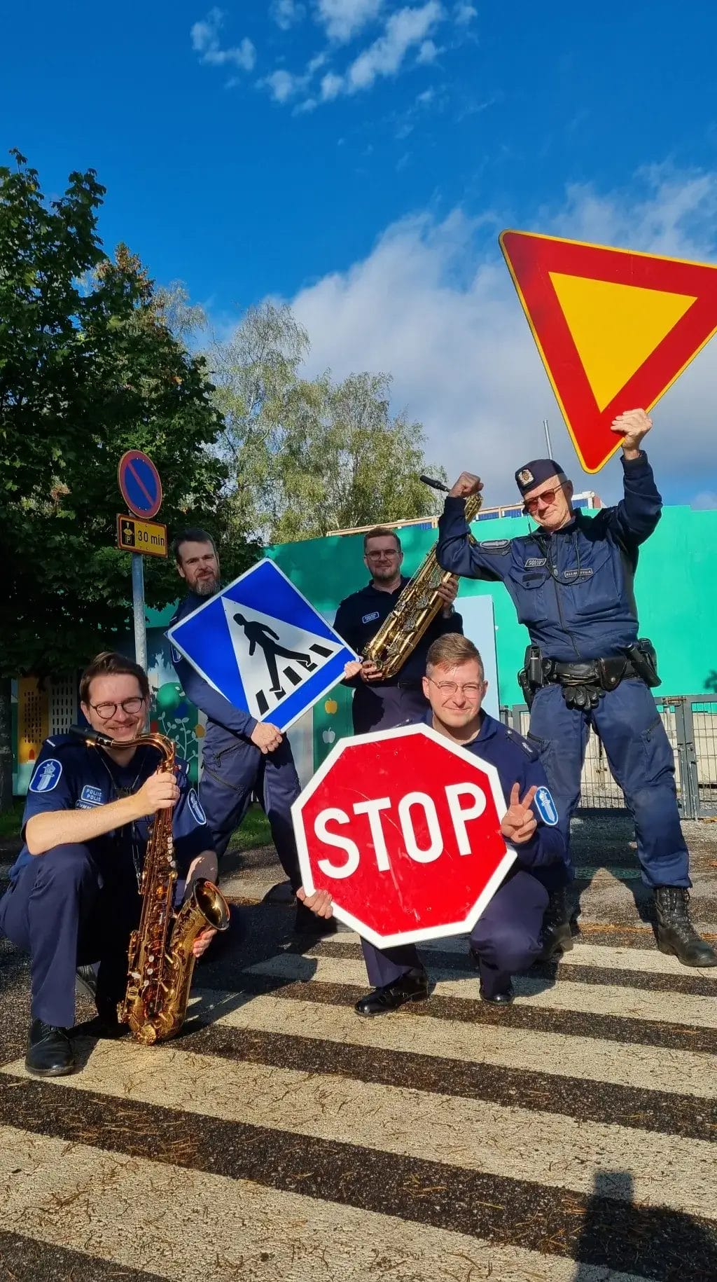 Poliisit liikennemerkkien kanssa.