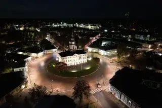 Ilmakuva Raatihuoneesta pimeän aikaan.