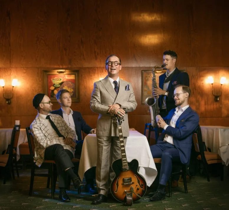 Viisihenkinen soittaja kokoonpano.