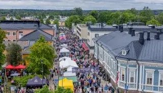 Ilmakuva kadusta jossa myyntikojuja