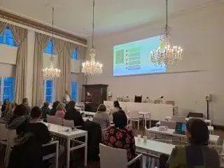 ihmisiä istumassa Haminan valtuustosalissa