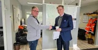 Janne Suviranta ja Ilari Soosalu kättelemässä.