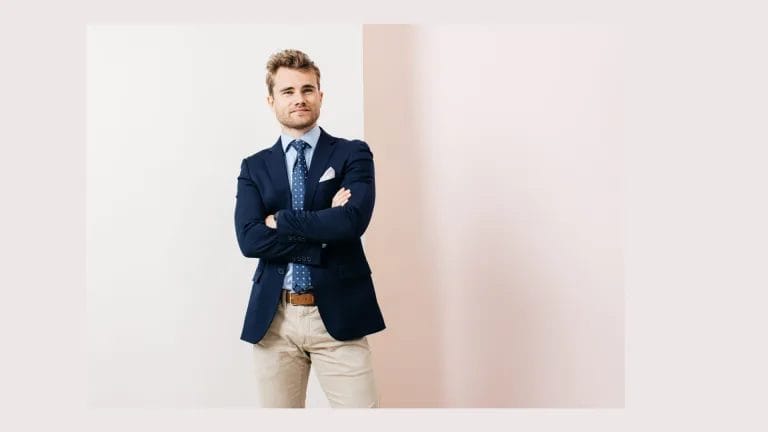 Alexander Eriksson vaalean taustan edustalla.