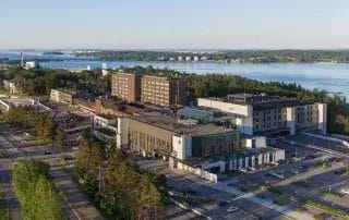 Iso rakennus meren äärellä.