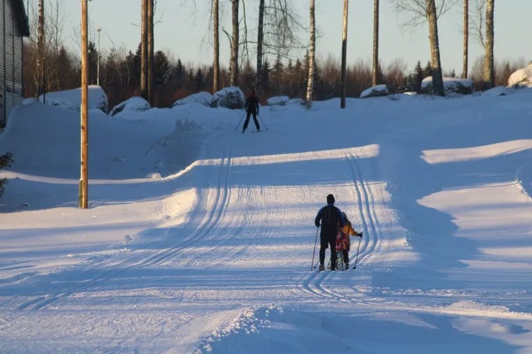 Hiihtäjiä ladulla.