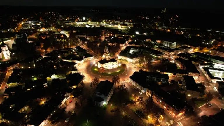 Haminan kaupungin ilmakuva pimeän aikaan.