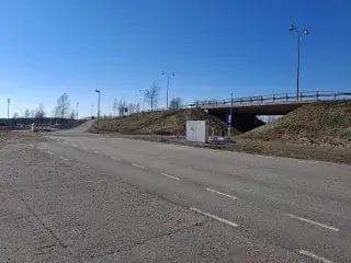 Asfaltoitu katu, jonka takana tervasalmensilta.