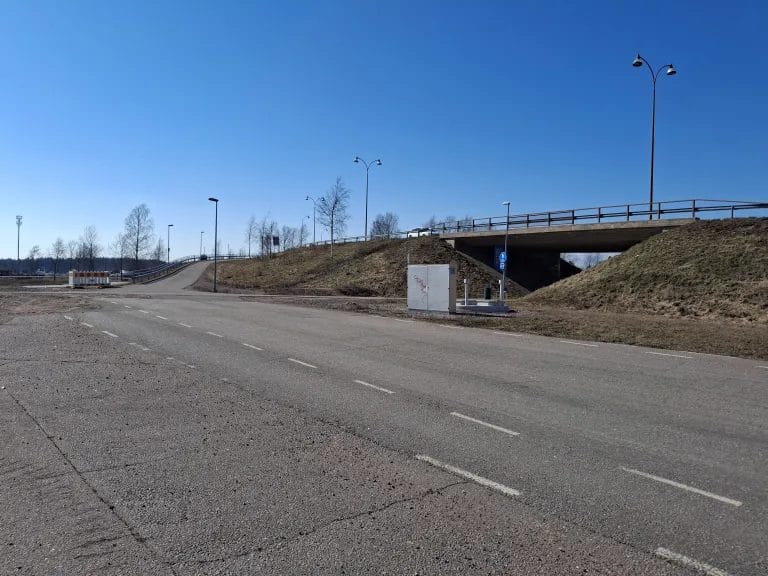 Asfaltoitu katu, jonka takana tervasalmensilta.