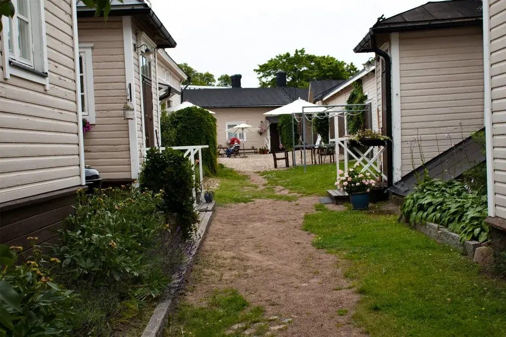 Sisäpiha, puutalojen välissä.