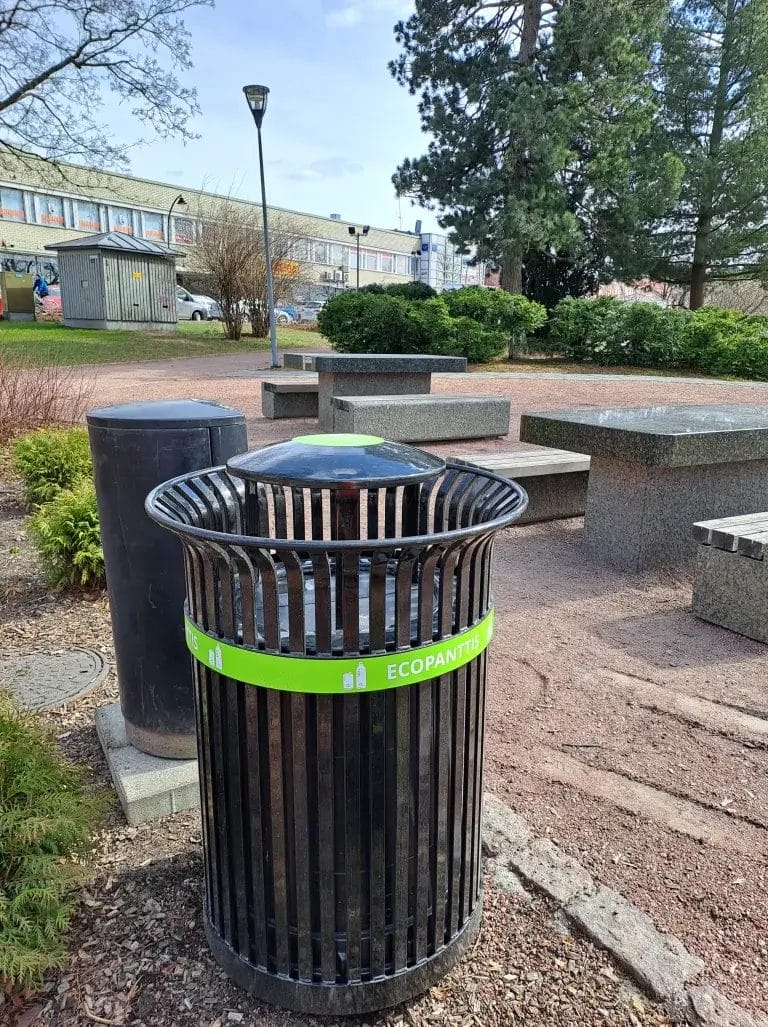 Ecopanttis, juomapakkauksien kierrätyskaluste puistossa oleskelualueella.