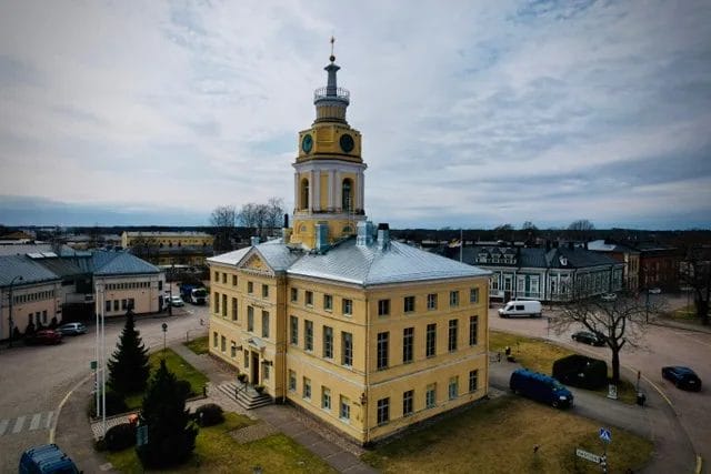 Ilmakuva Raatihuoneesta.